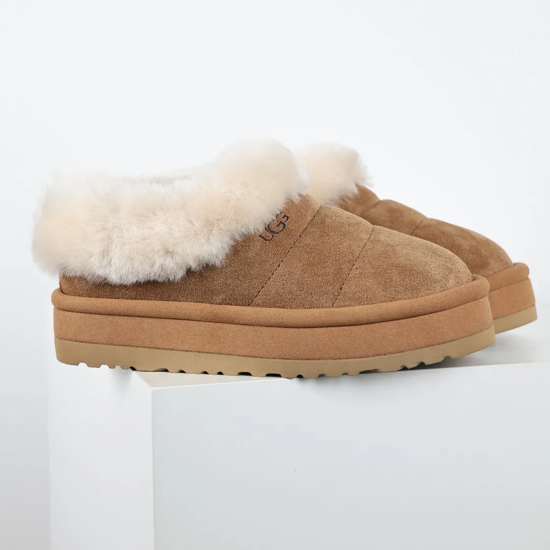 Pick up locally💰660 Core recommendation Good price Cashmere insoles are a very suitable choice for keeping warm in winter and at home. In the new year, uug launched a series of styles, which are partially geared towards the preferences of young consumers and have also moved to the forefront of fashion trends. Shoe body material Water-repellent coated suede upper 17mm UGGPURE™ implanted wool insole Lightweight non-slip comfortable rubber outsole With brand LOGO Trademark Comes with a full set of packaging Size: 35 36 37 38 39 40